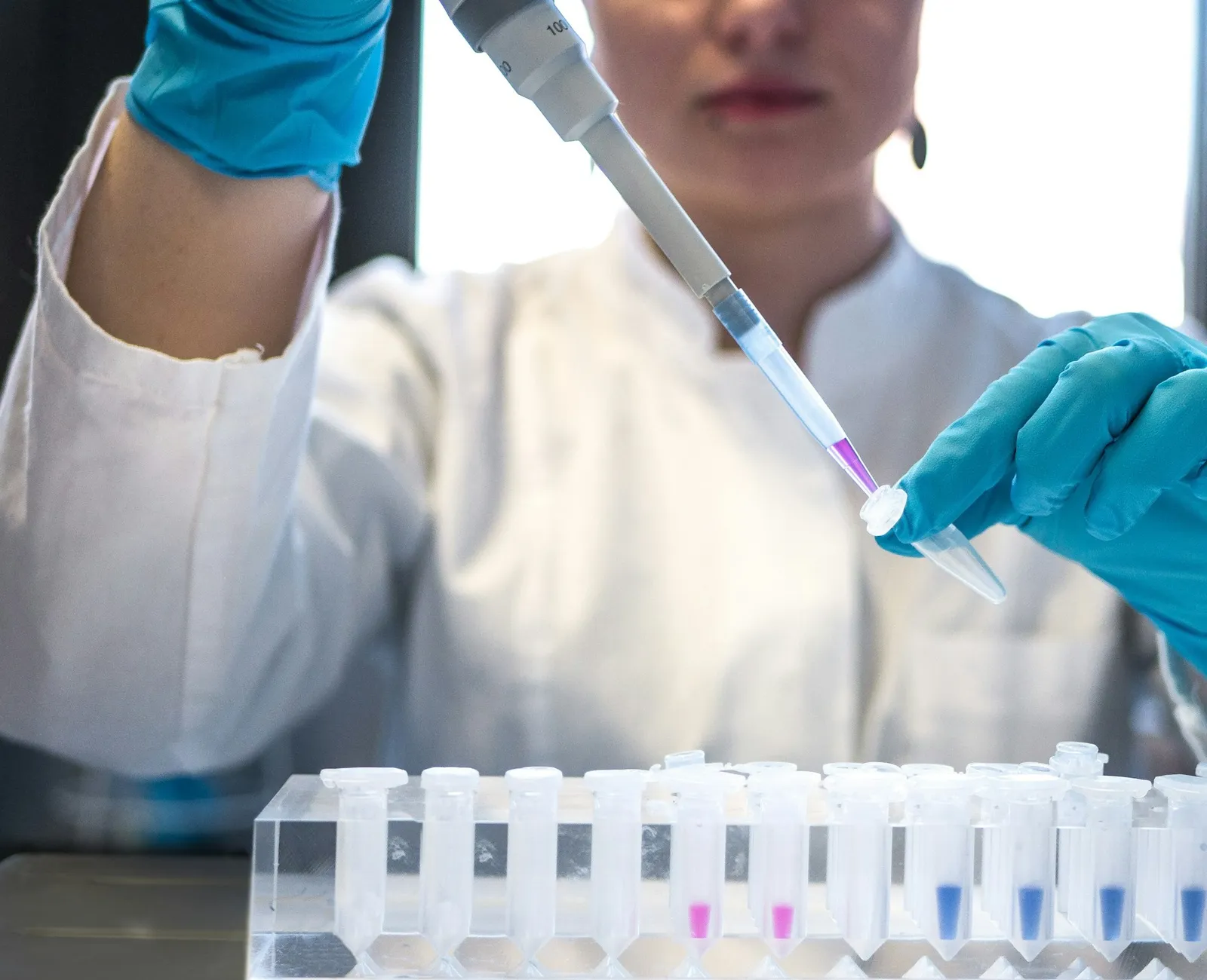 Profissional preparando amostras no laboratório